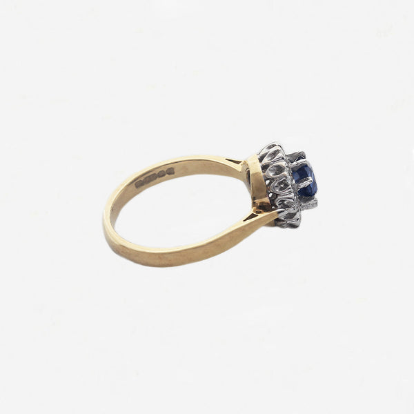 side view of diamond sapphire ring in yellow gold
