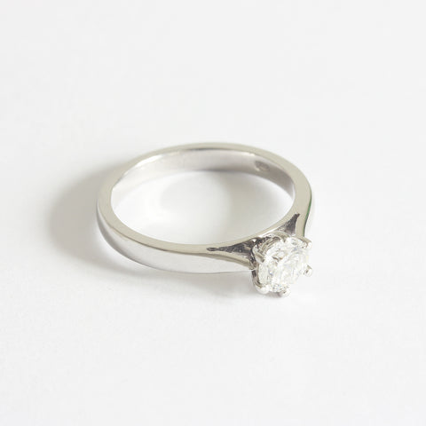 a stunning diamond engagement ring solitaire with 6 claws in platinum