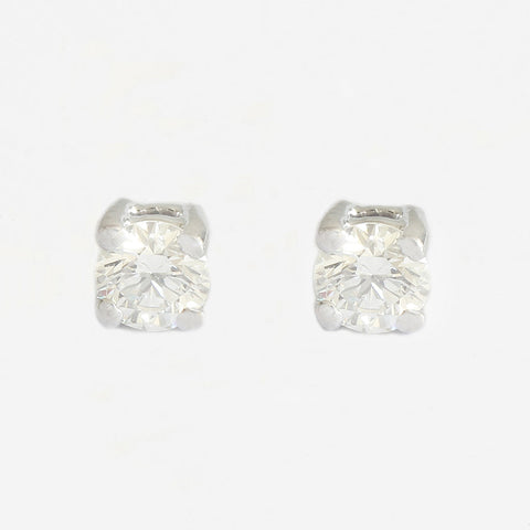 diamond stud earrings with claws