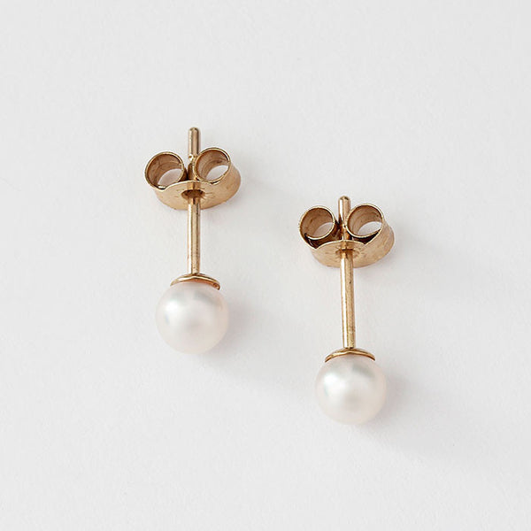 yellow gold studs set with white pearls 4.5mm