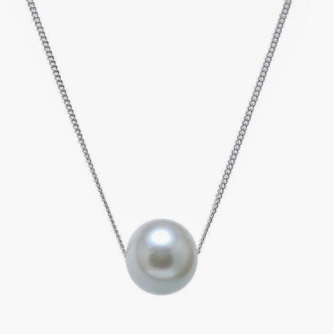 a grey cultured pearl pendant sitting through a curb link chain 46 cm long
