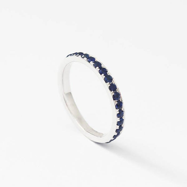 a full eternity ring in 18 carat white gold with 31 round faceted sapphire stones
